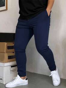 Diseño slim fit en gabardina azul marino, composición 98% algodón y 2% elastano, cómodo y versátil. Ideal para atuendos casuales o looks semiformal. - Azul Marino - Ver 2
