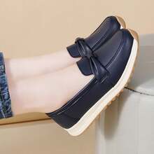 أحذية أمهات متوسطة العمر من جلد البولي يوريثان للنساء، للربيع والخريف، ذات نعل سميك وفيونكة، سهلة الارتداء، قاع ناعم، أحذية كاجوال بمقاسات كبيرة