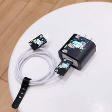 Doraemon Estuche de teléfono y set de cable de datos con diseño de dibujos animados de Doraemon con licencia auténtica, compatible con iPhone 17, 16, 15, 14, 13, 12, 11 y varios modelos