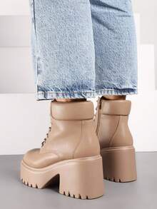 Botas de cano curto com cadarço, salto bloco e plataforma. - Caqui - Ver 4