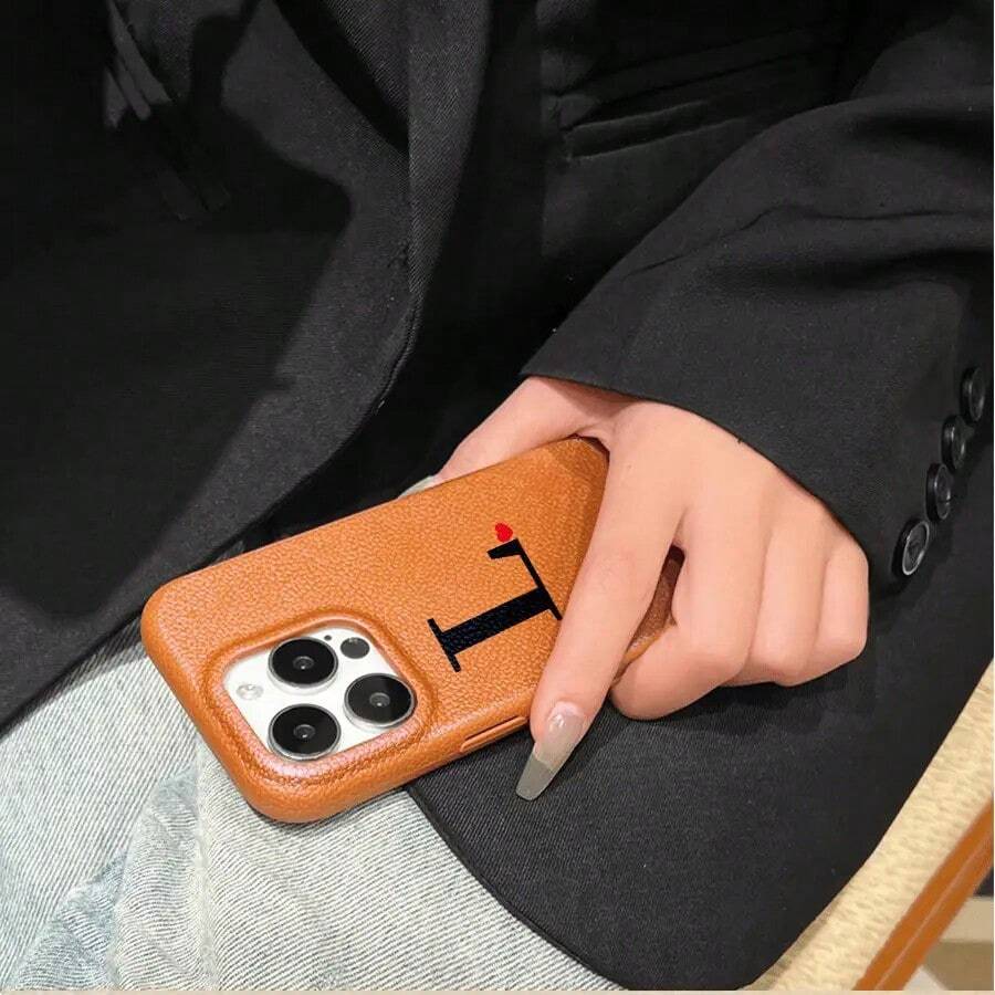 Teléfono con textura de lichi y diseño de corazón rojo. Compatible con phone 16 Pro, 16, 15 Pro, 14, 14 Plus, 13, 13 Pro, 12 Pro y 12 Pro. Es un excelente regalo de cumpleaños y es resistente al desgaste y a las huellas dactilares. - Marrón - Ver 1
