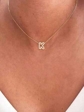 1 st. Elegant zirkonia ihåligt initialhänge halsband för kvinnor förgyllt rostfritt stål kedja bokstavshalsband för kvinnor födelsedagspresenter