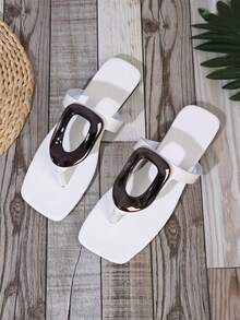 女士新款方头漆皮人字拖，时尚百搭休闲平底凉鞋，塑料搭扣，夏季必备，黑色亮面 - 白色 - 查看 4