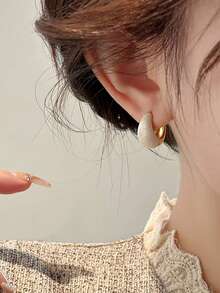 1 对优雅的法式复古简约白色滴油几何设计别致百搭金属耳环，适合女性日常、通勤、约会、派对、节日穿着 - 白色 - 查看 4