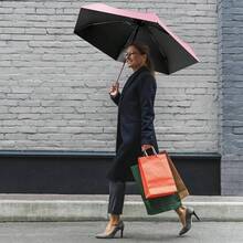 Paraguas de bolsillo, a prueba de lluvia y sol, mini paraguas plegable, protección UV, a prueba de viento y lluvia, ligero y portátil, con caja de almacenamiento, adecuado para llevar diariamente en bolsos o mochilas - Rosa - Ver 4