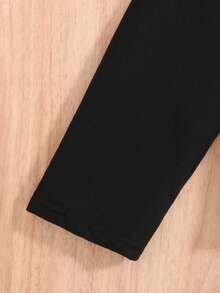 时尚休闲男童家居服4件套，2件圆领长袖上衣，上面印有“Hi”字样和游戏机字母，搭配2条黑白格纹满印游戏机直筒裤，多件组合，面料舒适，适合居家穿着和遛狗 - 彩色 - 查看 8