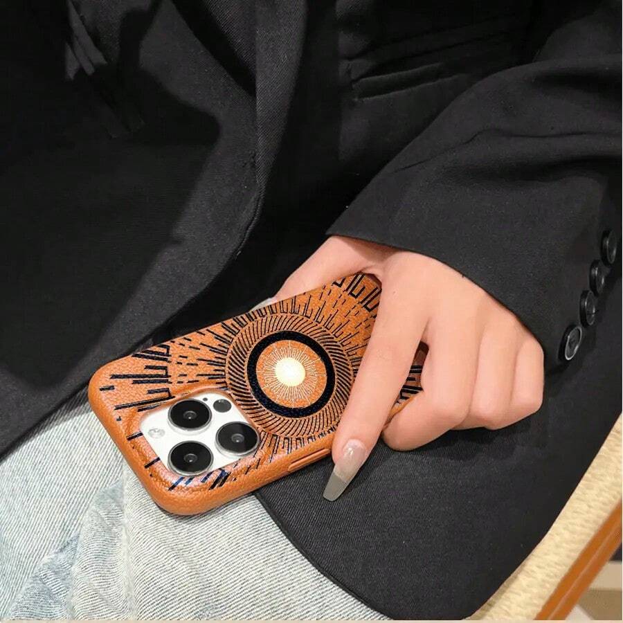 Funda para teléfono con textura de lichi y un gran círculo negro. Compatible con phone 16 Pro Max, 16, 15 Pro, 14, 14 Plus, 13, 13 Pro, 12 Pro y 12 Pro Series. Resistente al desgaste y a las huellas dactilares. - Marrón - Ver 1