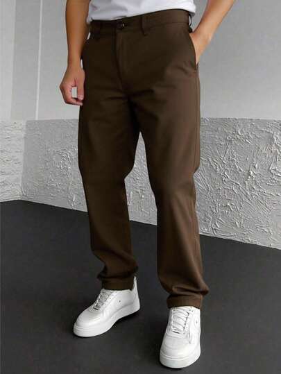 Pantalón gabardina hombre  Este pantalón de gabardina gruesa está diseñado para quienes buscan durabilidad y elegancia en una sola prenda. Con detalles únicos como la pretina forrada y vivos traseros funcionales, ofrece un estilo sofisticado que resalta en cualquier ocasión.  Confección Premium  La gabardina gruesa garantiza resistencia y comodidad, convirtiéndolo en una prenda de larga duración. Su diseño con pretina forrada aporta un acabado más refinado y elegante.  Estilo Moderno y Versátil  Disponible en tres colores clásicos: Kaki, Gris Oxford y Negro, lo que lo convierte en una opción adaptable a cualquier estilo, ya sea para el día a día, el trabajo o un evento semiformal.  Detalles Clave  Tela: gabardina gruesa de alta calidad.  Colores: Kaki, Gris Oxford y Negro.  Vivos traseros funcionales: detalle práctico y elegante.  Pretina forrada: acabado de confección premium.  Corte elegante y versátil.  Modelo 334: referencia única de catálogo.
