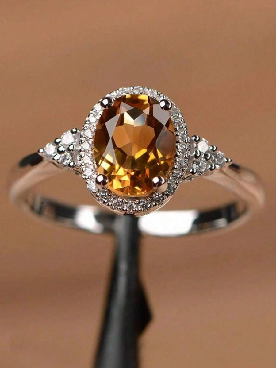 Un nuevo anillo de zirconia color champán para joyería de compromiso de mujer