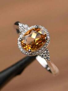 Un nuevo anillo de zirconia color champán para joyería de compromiso de mujer