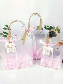 مجموعة أكياس هدايا زرقاء مع شريط، علاقة بطاقة وحشو من الحشيشة الاصطناعية. قابلة لإعادة الاستخدام، بتصميم مقبض. مناسبة لتغليف هدايا الحفلات، تذكارات الزفاف، تغليف منتجات البيع بالتجزئة، هدايا عيد الميلاد، تغليف الهدايا التذكارية، الهدايا الرومانسية وتغليف هدايا إعلان الحب.