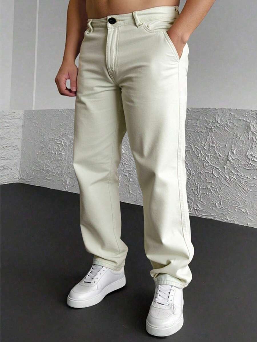 Pantalón gabardina hombre  Este pantalón de gabardina gruesa está diseñado para quienes buscan durabilidad y elegancia en una sola prenda. Con detalles únicos como la pretina forrada y vivos traseros funcionales, ofrece un estilo sofisticado que resalta en cualquier ocasión.  Confección Premium  La gabardina gruesa garantiza resistencia y comodidad, convirtiéndolo en una prenda de larga duración. Su diseño con pretina forrada aporta un acabado más refinado y elegante.  Estilo Moderno y Versátil  Disponible en tres colores clásicos: Kaki, Gris Oxford y Negro, lo que lo convierte en una opción adaptable a cualquier estilo, ya sea para el día a día, el trabajo o un evento semiformal.  Detalles Clave  Tela: gabardina gruesa de alta calidad.  Colores: Kaki, Gris Oxford y Negro.  Vivos traseros funcionales: detalle práctico y elegante.  Pretina forrada: acabado de confección premium.  Corte elegante y versátil.  Modelo 334: referencia única de catálogo. - Beis - Ver 1