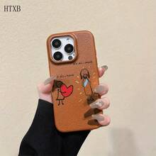 Teléfono con textura de lichi y estampado de una personita con un corazón lleno de amor. Compatible con phone 16 Pro Max, 16, 15 Pro, 14, 14 Plus, 13, 13 Pro, 12 Pro y 12 Pro Series. Resistente al desgaste y a las huellas dactilares. - Marrón - Ver 3