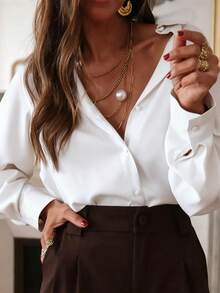 经典白色梭织面料长袖女式衬衫，有领子和纽扣前襟，适合日常穿着，褶皱袖子