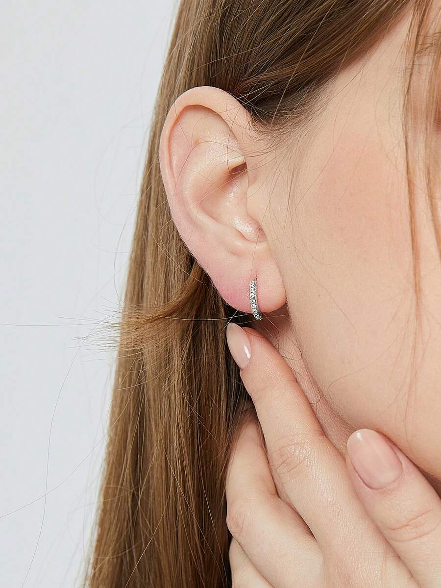 Charm-In 1 par de pendientes de aro pequeños con circonita cúbica en tono plateado para mujeres, con un grosor de enchapado de 0,03-0,05μm