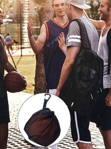 1个黑色便携式篮球网袋，采用耐用涤纶材质，旅行和训练收纳袋，抽绳封口，多隔层设计，可存放运动装备、篮球、器材等，功能齐全且结构坚固