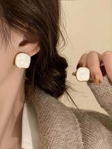 1 Pasang Anting Wanita Bentuk Persegi Kecil Serbaguna untuk Sehari-hari, Bergaya Retro Sederhana Musim Gugur dan Musim Dingin, Kelas Atas, Cocok untuk Modis dan Cocok untuk Penggunaan Sehari-hari - Putih - View 7