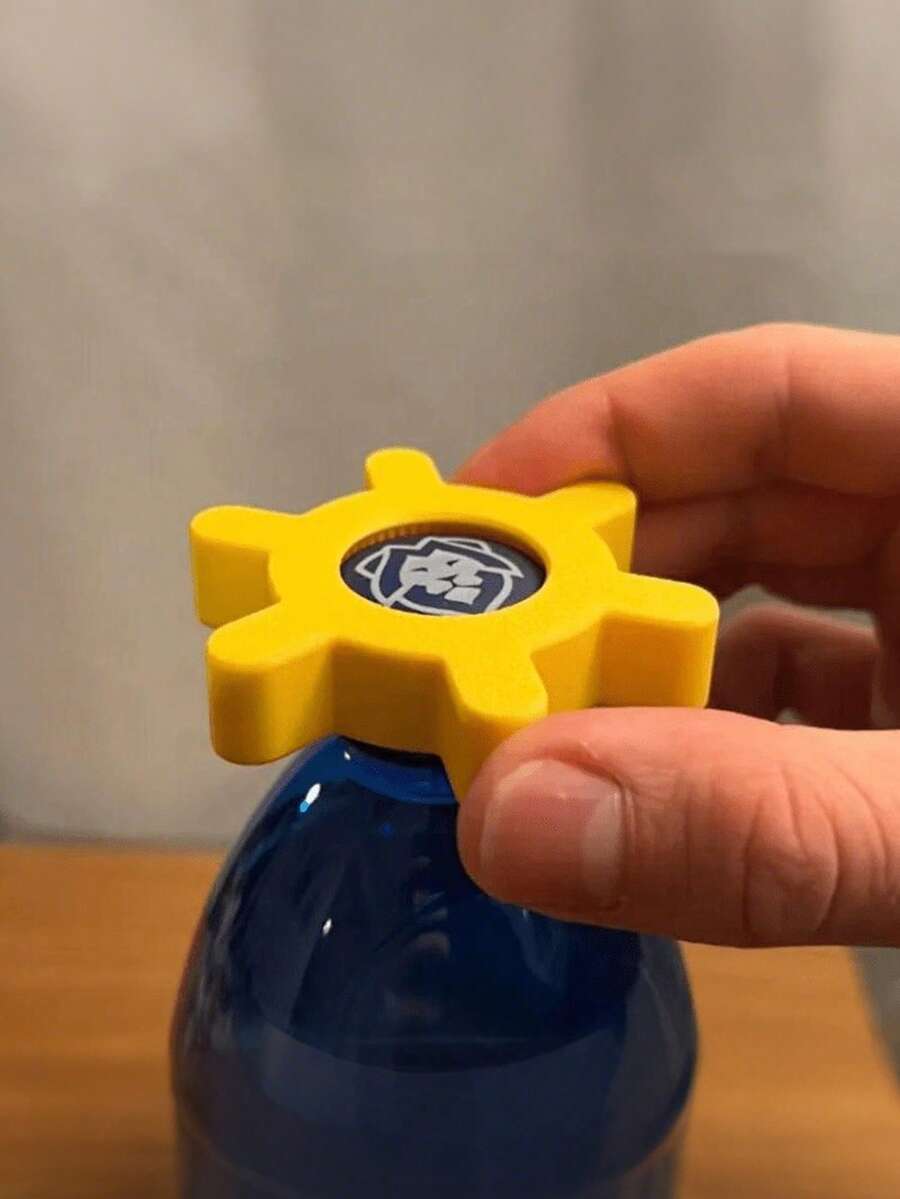 1 Stück runder Flaschenöffner, ein drehbarer Flaschenöffner für Küchen Zuhause. Kompakt und leicht, er kann herumgetragen und in einen Rucksack oder Picknickkorb gesteckt werden. Er eignet sich für verschiedene Situationen wie den täglichen Familiengebrauch, Treffen mit Freunden, Outdoor-Picknicks und Camping. Er passt genau auf den Flaschenhals und kann mit wenig Kraft schnell geöffnet werden, Weihnachtsparty Zubehör, Familienessen - Verschiedenfarbig - Übersicht 1