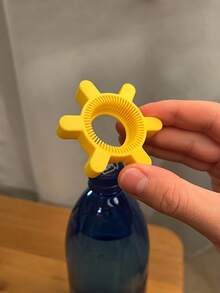 1 Stück runder Flaschenöffner, ein drehbarer Flaschenöffner für Küchen Zuhause. Kompakt und leicht, er kann herumgetragen und in einen Rucksack oder Picknickkorb gesteckt werden. Er eignet sich für verschiedene Situationen wie den täglichen Familiengebrauch, Treffen mit Freunden, Outdoor-Picknicks und Camping. Er passt genau auf den Flaschenhals und kann mit wenig Kraft schnell geöffnet werden, Weihnachtsparty Zubehör, Familienessen - Verschiedenfarbig - Übersicht 2