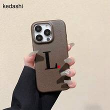 Teléfono con textura de lichi y diseño de corazón rojo. Compatible con phone 16 Pro, 16, 15 Pro, 14, 14 Plus, 13, 13 Pro, 12 Pro y 12 Pro. Es un excelente regalo de cumpleaños y es resistente al desgaste y a las huellas dactilares. - Marrón - Ver 5