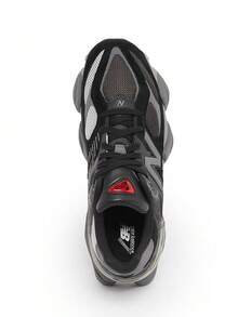 New Balance 9060 运动鞋 猪皮和网眼鞋面 双密度 ABZORB 和 SBS 缓震 半透明鞋跟 CR 装置 钻石外底 U9060BLK - 灰黑色 - 查看 4
