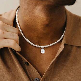 1 件密镶锆石块字母吊坠宽 6 毫米人造珍珠项链，适合男士派对