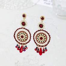 زوج من الأقراط اليدوية المنسوجة ذات الشرابات الطويلة المتميزة بالطراز الاستوائي، بأشكال وألوان وأنماط متنوعة