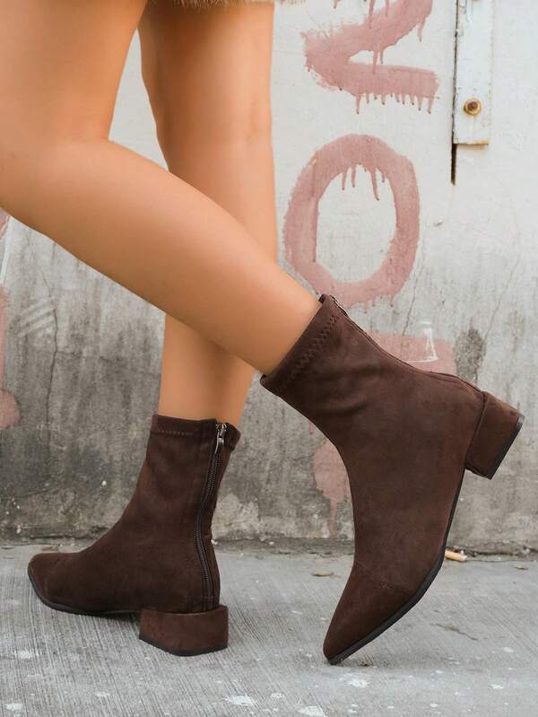 بوت نسائية جديدة لخريف/شتاء 2025 ذات كعب سميك وأصبع مدبب، بوت كاحل قصيرة من الجلد المدبوغ بطراز كوري رجعي