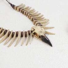 1pc Vintage Viking Raven Skull Coconut Shell Necklace - Resin Animal Asymmetrical Fang, Gothic Style Accessory, Retro Beaded Fang Pendant Necklace, Unisex Fashion Necklace