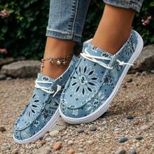 With Floral Elements, Slip-On Shoes Showcase A Unique Design Sense - 藍色 - 查看 4