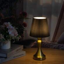 1 Stück Luxus Plissee Lampenschirm mit Aluminiumlegierung Basis, USB betrieben, 3-Farben dimmbar Tischlampe