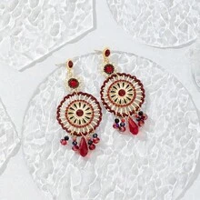 زوج من الأقراط اليدوية المنسوجة ذات الشرابات الطويلة المتميزة بالطراز الاستوائي، بأشكال وألوان وأنماط متنوعة