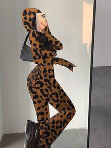 春夏新款丝绒修身连帽喇叭连体裤，欧美辣妹风丝绒连帽连体裤，修身显瘦喇叭裤，V领拉链设计，非常适合与闺蜜外出、参加派对或通勤。 - LH112501-X豹紋 - 查看 5