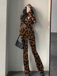 春夏新款丝绒修身连帽喇叭连体裤，欧美辣妹风丝绒连帽连体裤，修身显瘦喇叭裤，V领拉链设计，非常适合与闺蜜外出、参加派对或通勤。 - LH112501-X豹紋 - 查看 4