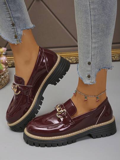 Ballerine con tacco largo e stile slip-on, eleganti e di stile preppy con decorazione in metallo puro