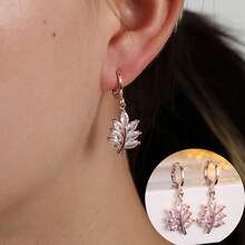 1 Pair Elegant Leaf Shaped Earrings For Women, Suitable For Daily Wear, Shopping, And Social Events