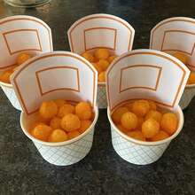 12 pahare de hârtie pentru gustări cu tematică de baschet - Pahare de hârtie de unică folosință în tematică de baschet, perfecte pentru decorațiuni de petrecere cu tematică de baschet, cadouri de ziua de naștere, pentru gustări și alimente mici. Pahare convenabile de unică folosință adaugă o atmosferă sportivă plină de viață petrecerilor cu tematică de baschet. - Multicolor - Vizualizare 9