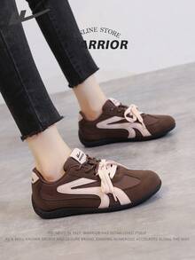 Nuevos zapatos deportivos casuales para mujer de la serie Warrior 2025 Otoño, color rosa, de corte bajo con cordones, parte superior transpirable, suela blanda, estilo de zapatillas de carreras de campus, adecuados para deportes al aire libre en otoño