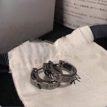 1 Cặp khuyên tai vòng kim loại hình chữ cái Saturn thời trang, thiết kế tối giản, dành cho cả nam và nữ, món quà tuyệt vời cho bạn gái vào ngày lễ tình nhân - Nhiều màu - Xem 2