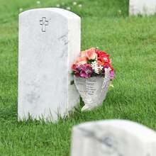 1 قطعة إناء بتصميم أجنحة الملاك مع قاعدة، ديكور للقبر، هدية تذكارية للأحباء الراحلين، مناسب للمقبرة والحديقة والمروج - يمكن وضع الزهور الطبيعية أو الاصطناعية فيه