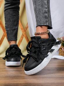 Classic Black & White Contrast Color Casual Skateboard Shoes, Flat Comfortable And Durable, Suitable For Travel And Holidays Like , Mesh And Synthetic Leather Patchwork Design, Round Toe Lace-Up Leisure Sneakers For Women - Black - View 3