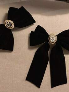 2 piezas Clips para el cabello con lazo de terciopelo negro estilo vintage francés para niñas, elegante accesorio de lazo de terciopelo con detalle de flor de rosa de perla falsa, conjunto de horquillas para el cabello adecuado para fiestas festivas y uso diario - Negro - Ver 3