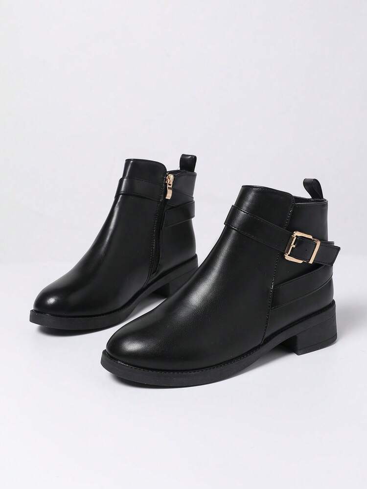 大码女士秋冬英伦风踝靴，单层衬里舒适透气，腰带扣装饰，侧拉链设计方便穿脱，细腻的皮革质感显得高档，高筒在视觉上拉长腿部线条，经典裸色永不过时，适合日常穿着，展现优雅气质。 - 黑色 - 查看 3