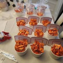 12 pahare de hârtie pentru gustări cu tematică de baschet - Pahare de hârtie de unică folosință în tematică de baschet, perfecte pentru decorațiuni de petrecere cu tematică de baschet, cadouri de ziua de naștere, pentru gustări și alimente mici. Pahare convenabile de unică folosință adaugă o atmosferă sportivă plină de viață petrecerilor cu tematică de baschet. - Multicolor - Vizualizare 5