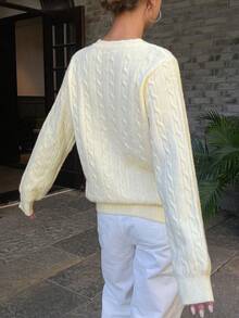 1件少女休闲宽松舒适时尚户外麻花针织加厚长袖毛衣，适合春、秋、冬季穿着。