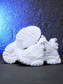 Sapatos de Neve para Esportes de Inverno Femininos com Elevação de 7cm, Tênis Casuais da Moda com Elementos de Halloween - Cruz Gótica 3D, Decorações de Caveira, Correntes de Metal Prateadas, Sola Grossa de EVA, Bico Redondo com Cadarço, Salto Alto Branco Confortável e Antiderrapante, Adequado para Uso Diário, Encontros, Academia, Escritório, Botas de Plataforma para Neve de Outono/Inverno