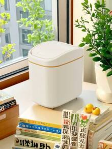 Coș de gunoi de birou cu 1 bucată, mini coș de gunoi cu capac pentru acasă, dormitor și birou, coș de gunoi creativ în stil european. Un coș de gunoi mic și mini din plastic cu capac batant, potrivit pentru utilizare pe mesele de acasă. Acest coș de gunoi cu capac nu necesită electricitate și este perfect pentru sufragerie.