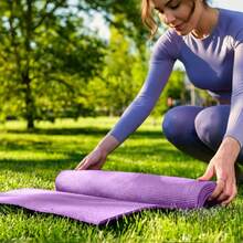 MUUK FITNESS Alfombrilla de Yoga 170 x 70 cm – Grosor 4 mm, Tapete para Yoga, Pilates, Fitness y Ejercicio, Antideslizante, Plegable y Fácil de Transportar, PVC Resistente y a Prueba de Agua, Ideal para Casa, Gimnasio, Parque o Viajes, Diseño Cómodo que Protege Articulaciones, Superficie Estable y Duradera para Relajación, Meditación y Estiramientos, Apta para Principiantes y Expertos. - Lila Púrpura - Ver 6