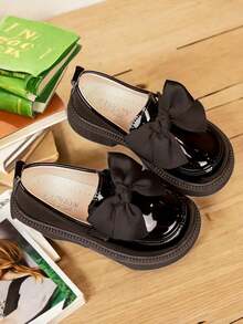 1 paire de mocassins et chaussures Oxford enrobé noir pour filles, avec décoration de nœud, à enfiler, semelle en caoutchouc antidérapante et doublure en PU souple. Chaussures plates élégantes, convenant aux robes de princesse, pour les filles de 3 à 15 ans, pour un usage décontracté, les vacances, l'école et les fêtes, au printemps et en automne.