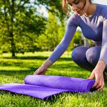 MUUK FITNESS Alfombrilla de Yoga 170 x 70 cm – Grosor 4 mm, Tapete para Yoga, Pilates, Fitness y Ejercicio, Antideslizante, Plegable y Fácil de Transportar, PVC Resistente y a Prueba de Agua, Ideal para Casa, Gimnasio, Parque o Viajes, Diseño Cómodo que Protege Articulaciones, Superficie Estable y Duradera para Relajación, Meditación y Estiramientos, Apta para Principiantes y Expertos. - Naranja - Ver 6